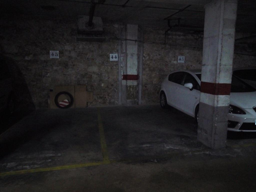 Plaza de parking en Barcelona Besalú / Muntanya