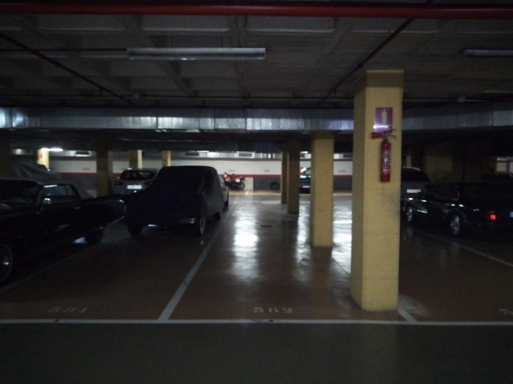 Plaza de parking en Barcelona Milanesat / Escoles Pies