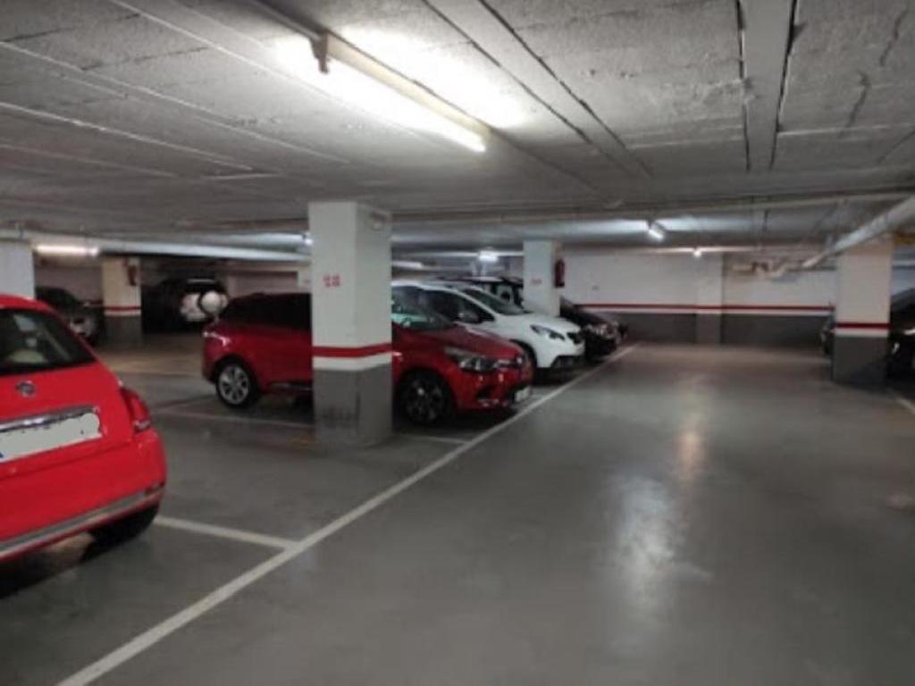 Plaza de parking en Sabadell Comte D'Urgell /Estación Servicio Repsol