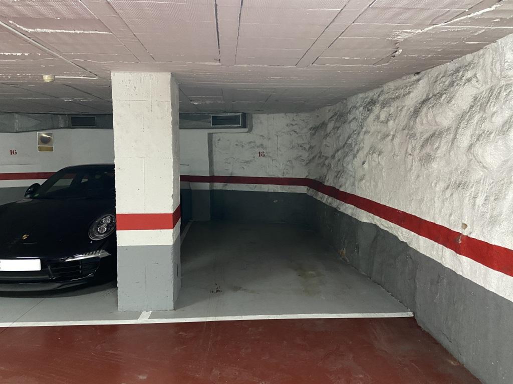 Plaza de parking en Barcelona Plaça Letamendi / Enric Granados