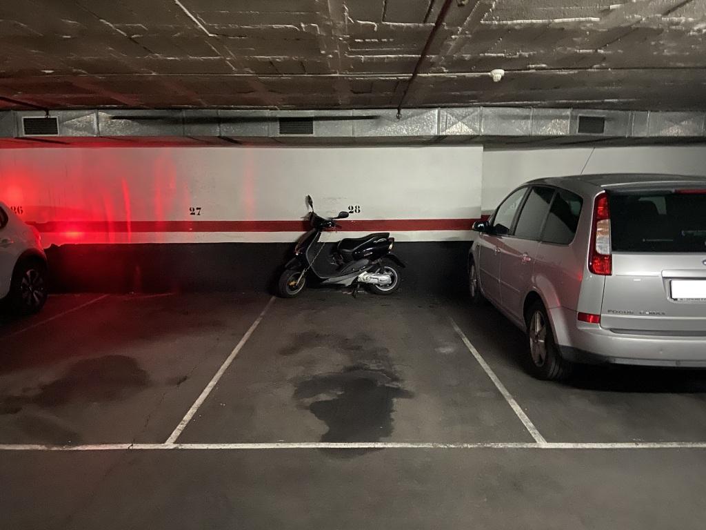 Plaza de parking en Barcelona Valencia / Padilla
