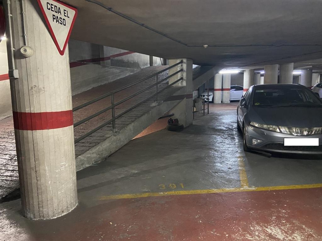 Plaza de parking en Barcelona Nicaragua / Berlín