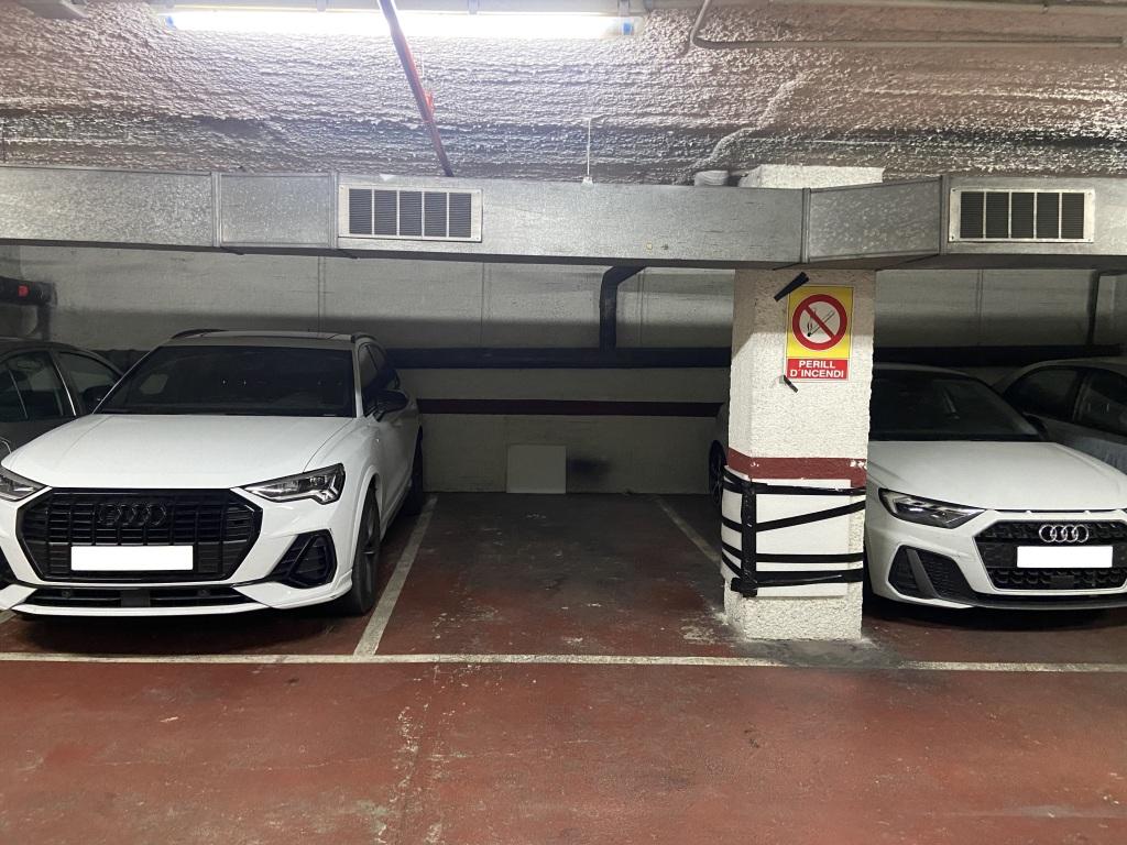 Plaza de parking en Barcelona Bruc / Còrsega