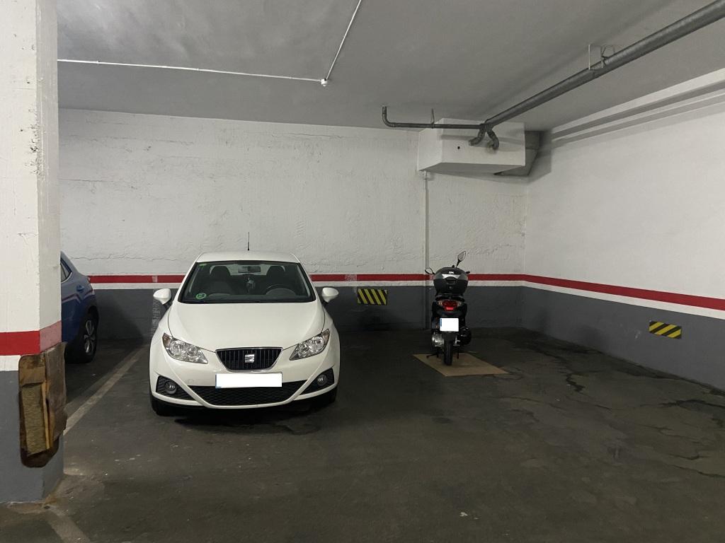 Plaza de parking en Barcelona Vilapicina / Das