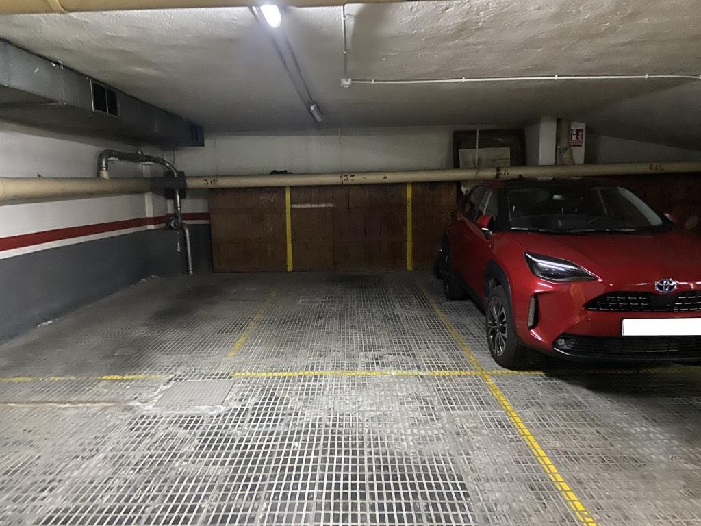 Plaza de parking en Barcelona Av Mare de Deu de Montserrat / Pau Alsina